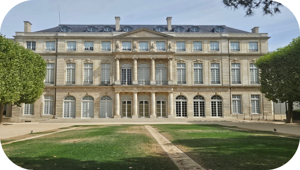 Le Marais dévoile ses hôtels particuliers, témoins de l’âge d’or aristocratique parisien.